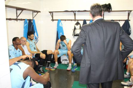 Con los jugadores en el vestuario tras el quinto partido de Ourense Con los jugadores en el vestuario tras el quinto partido de Ourense