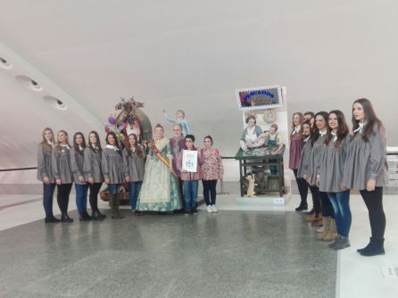 La fallera mayor junto a la corte posan con el ninot ganador La fallera mayor junto a la corte posan con el ninot ganador