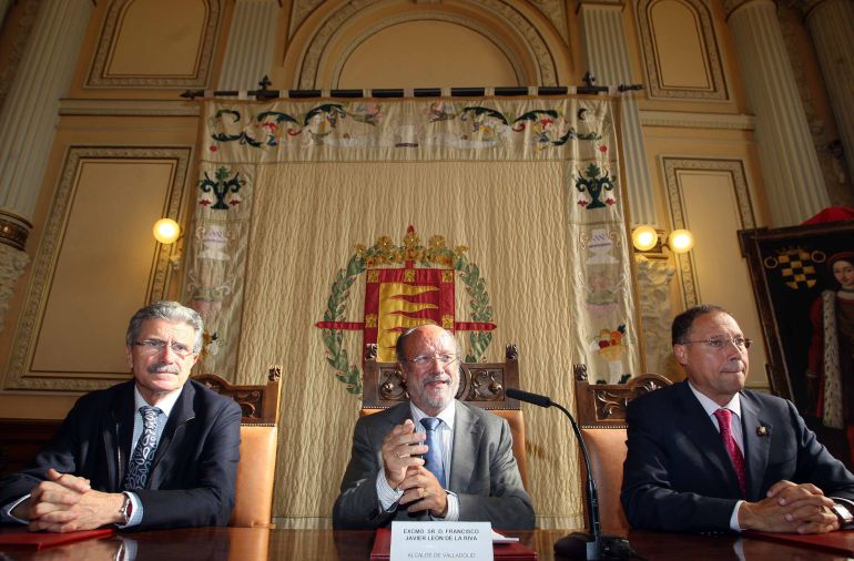 Javier León acompañado de sus concejales Manuel Sánchez y Alfredo Blanco (31-10-2014) Javier León acompañado de sus concejales Manuel Sánchez y Alfredo Blanco (31-10-2014)