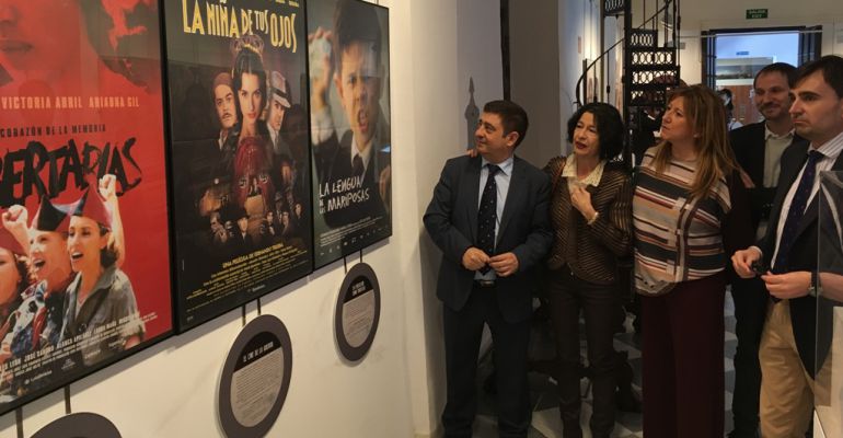 El presidente de la Diputación, Francisco Reyes, junto a otras autoridades provinciales, ve algunos de los carteles expuestos. El presidente de la Diputación, Francisco Reyes, junto a otras autoridades provinciales, ve algunos de los carteles expuestos.