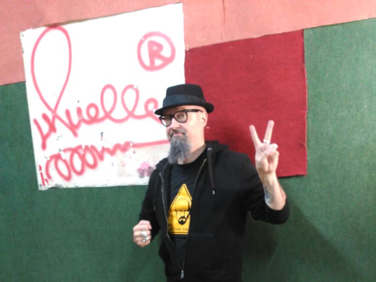 César Strawberry junto a la firma de Muelle en la sala Tablada donde ensaya. César Strawberry junto a la firma de Muelle en la sala Tablada donde ensaya.