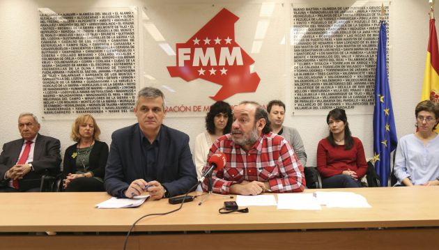 De izquierda a derecha David Lucas, vicepresidente de la FMM y alcalde de Móstoles, y Paco Garrido, coordinador de CEAR Madrid durante la presentación de esta mañana De izquierda a derecha David Lucas, vicepresidente de la FMM y alcalde de Móstoles, y Paco Garrido, coordinador de CEAR Madrid durante la presentación de esta mañana