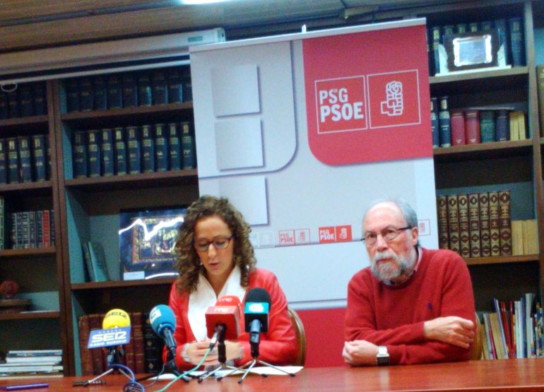 Noela Blanco, parlamentaria socialista, y Pablo González, vicepresidente del Ateneo, esta mañana Noela Blanco, parlamentaria socialista, y Pablo González, vicepresidente del Ateneo, esta mañana