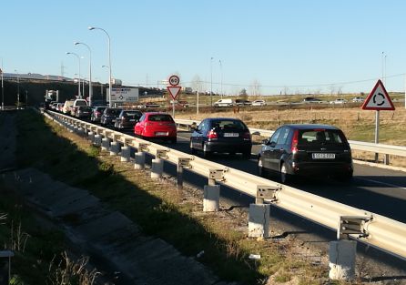 Retenciones y tráfico lento en la SG-20 debido al choque entre dos vehículos Retenciones y tráfico lento en la SG-20 debido al choque entre dos vehículos