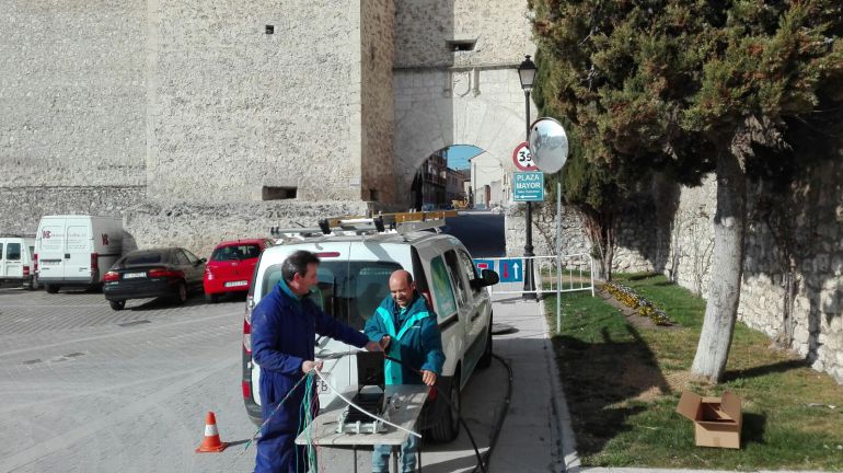 Operarios de Telefónica instala la fibra óptica en la zona del arco de Santiago de Cuéllar. Operarios de Telefónica instala la fibra óptica en la zona del arco de Santiago de Cuéllar.