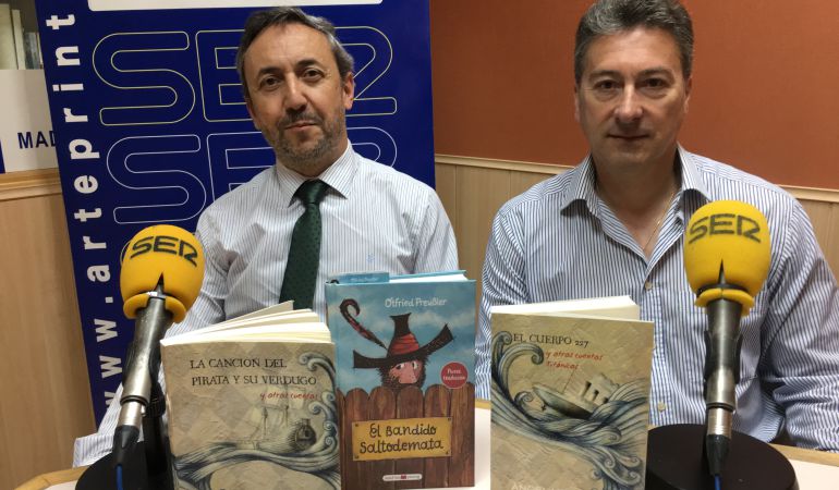 El escritor Angel Utrillas (d) junto al director de Rincón Literario, Chema Contreras El escritor Angel Utrillas (d) junto al director de Rincón Literario, Chema Contreras