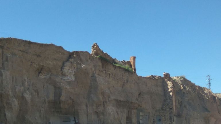 Restos de la muralla de la antigua alcazaba de Zújar sobre el talud desprendido parcialmente Restos de la muralla de la antigua alcazaba de Zújar sobre el talud desprendido parcialmente