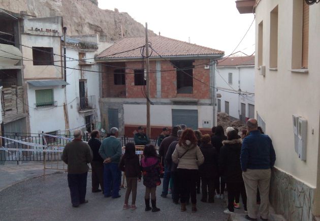 Vecinos y afectados por el derrumbe de parte de la ladera de la Alcazaba de Zújar observando los efectos del desprendimiento de material del talud Vecinos y afectados por el derrumbe de parte de la ladera de la Alcazaba de Zújar observando los efectos del desprendimiento de material del talud