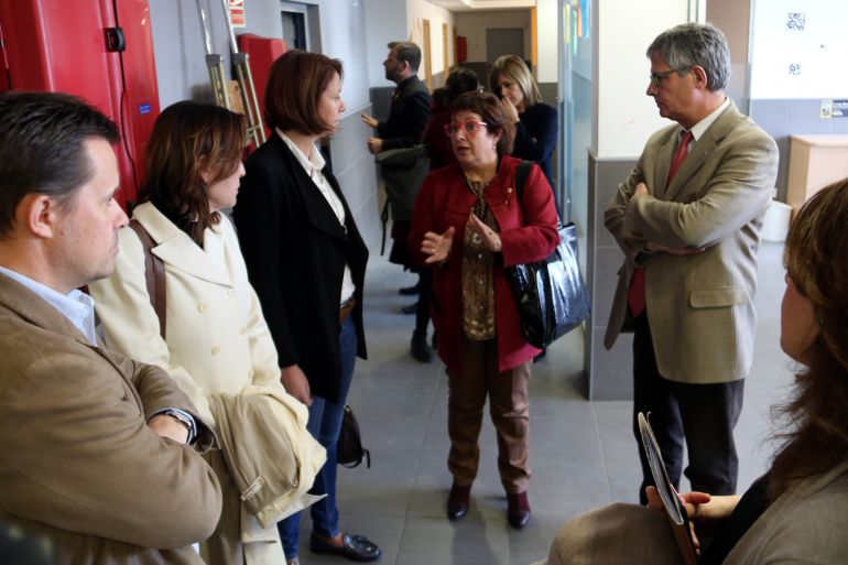 La consellera, Dolors Bassa, durant la visita al centre d'acollida de menors La Misericòrdia a Girona La consellera, Dolors Bassa, durant la visita al centre d'acollida de menors La Misericòrdia a Girona