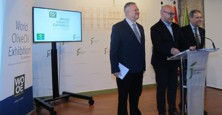 En el centro de la imagen el diputado de Promoción y Turismo, Manuel Fernández, junto al director ejecutivo de la WOOE, José Luis Murcia, y el director comercial de la Caja Rural de Jaén, José Márquez. En el centro de la imagen el diputado de Promoción y Turismo, Manuel Fernández, junto al director ejecutivo de la WOOE, José Luis Murcia, y el director comercial de la Caja Rural de Jaén, José Márquez.