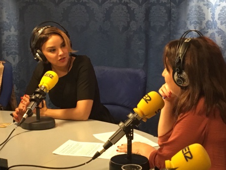 "Soy la misma, la que aparece sobre el escenario que la que pasa la aspiradora con un moño" "Soy la misma, la que aparece sobre el escenario que la que pasa la aspiradora con un moño"
