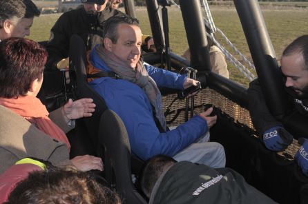 El diputado Ignacio Tremiño se sienta en una de las sillas preparadas en la barquilla del globo adaptado para personas con movilidad reducida. El diputado Ignacio Tremiño se sienta en una de las sillas preparadas en la barquilla del globo adaptado para personas con movilidad reducida.