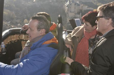 Francisco Sardón e Ignacio Tremiño junto a la alcaldesa Clara Luquero y el presidente de la Diputación Francisco Vázquez sobrevuelan la ciudad durante el primer viaje en globo aerostático adaptado para personas con movilidad reducida. Francisco Sardón e Ignacio Tremiño junto a la alcaldesa Clara Luquero y el presidente de la Diputación Francisco Vázquez sobrevuelan la ciudad durante el primer viaje en globo aerostático adaptado para personas con movilidad reducida.