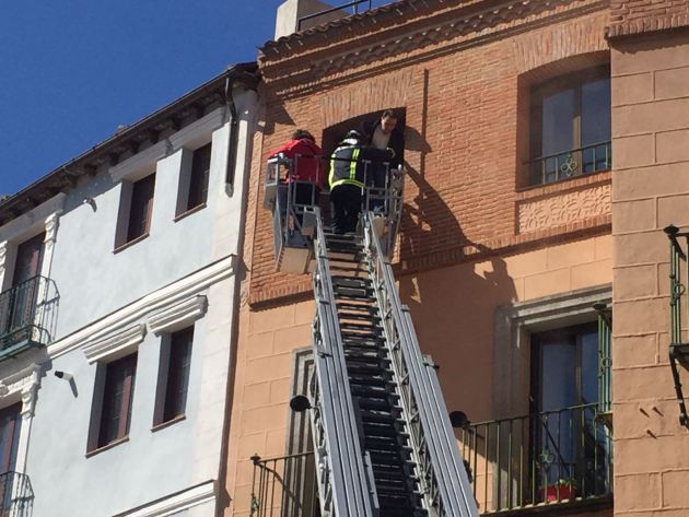 Momento de la evacuación de una de las personas residentes en el edificio Momento de la evacuación de una de las personas residentes en el edificio