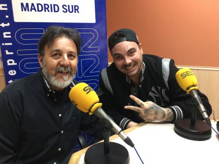 El cantante de ‘Mad División’, Danny Killag (d) junto a Paco Mata, de la Asociación DARSE. El cantante de ‘Mad División’, Danny Killag (d) junto a Paco Mata, de la Asociación DARSE.