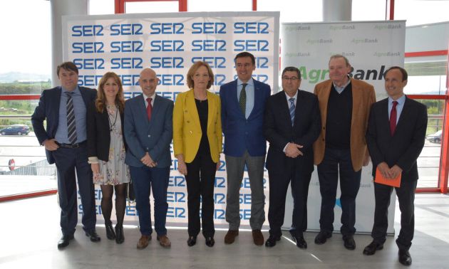 La consejera de Agricultura y Pesca, Carmen Ortíz, junto a las autoridades y responsables de SER Málaga La consejera de Agricultura y Pesca, Carmen Ortíz, junto a las autoridades y responsables de SER Málaga