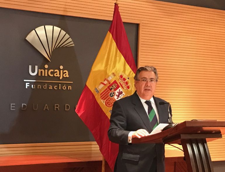 Zoido durante la declaración institucional que ha realizado este viernes en Málaga Zoido durante la declaración institucional que ha realizado este viernes en Málaga