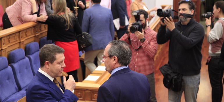 El presidente de Castilla-La Mancha conversa con el consejero de Hacienda, Juan Alfonso Ruiz Molina, mientras son captados por los fotógrafos en las Cortes regionales El presidente de Castilla-La Mancha conversa con el consejero de Hacienda, Juan Alfonso Ruiz Molina, mientras son captados por los fotógrafos en las Cortes regionales