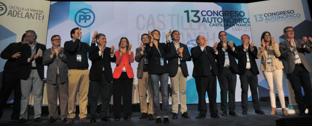 Cospedal junto a su nuevo equipo al frente del PP de Castilla-La Mancha. Cospedal junto a su nuevo equipo al frente del PP de Castilla-La Mancha.