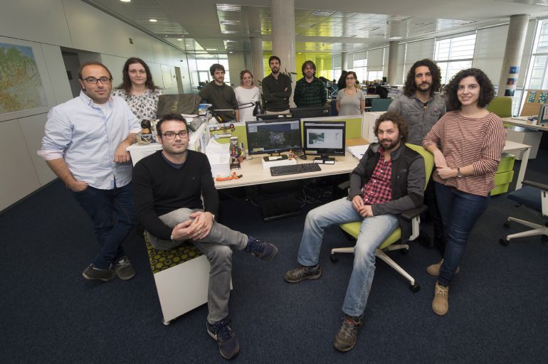 Los investigadores del proyecto que esta realizando el Instituto de Hidraulica de la Universidad de Cantabria (IH Cantabria), para clarificar y deslindar los cambios que se producen de forma natural en ecosistemas acáticos de los Picos de Europa en contraposición de los que son producidos por el hombre, monitorizando los rios del Parque Nacional en las comunidades de Asturias Cantabria y Castilla y León, Ana Silió (5i), Luis Pedraz (6i), Kiko Peñas (2d), Edurne Estevez (d), Pepe Barquin (3d, investigador principal del proyecto), Mario Alvarez (3i), José Manuel Alvarez (i), Tamara Rodríguez (4d), Ignacio Pérez (4i), Alexia González (2i) y Marco Vega (5d), posan para Efe en las instalaciones del IH en Santander. Los investigadores del proyecto que esta realizando el Instituto de Hidraulica de la Universidad de Cantabria (IH Cantabria), para clarificar y deslindar los cambios que se producen de forma natural en ecosistemas acáticos de los Picos de Europa en contraposición de los que son producidos por el hombre, monitorizando los rios del Parque Nacional en las comunidades de Asturias Cantabria y Castilla y León, Ana Silió (5i), Luis Pedraz (6i), Kiko Peñas (2d), Edurne Estevez (d), Pepe Barquin (3d, investigador principal del proyecto), Mario Alvarez (3i), José Manuel Alvarez (i), Tamara Rodríguez (4d), Ignacio Pérez (4i), Alexia González (2i) y Marco Vega (5d), posan para Efe en las instalaciones del IH en Santander.