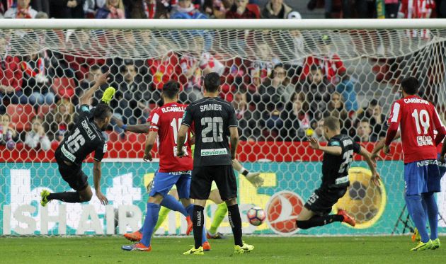 El defensa islandés del Granada Sverrir Ingi Ingason lanza marcando gol ante el Sporting de Gijón. El defensa islandés del Granada Sverrir Ingi Ingason lanza marcando gol ante el Sporting de Gijón.