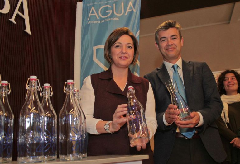 La alcaldesa, Isabel Ambrosio, con el diseñador ganador, Jorge Chastang La alcaldesa, Isabel Ambrosio, con el diseñador ganador, Jorge Chastang