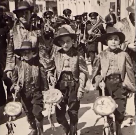 Pérez (en medio), primera salida de la comparsa en 1948 Pérez (en medio), primera salida de la comparsa en 1948