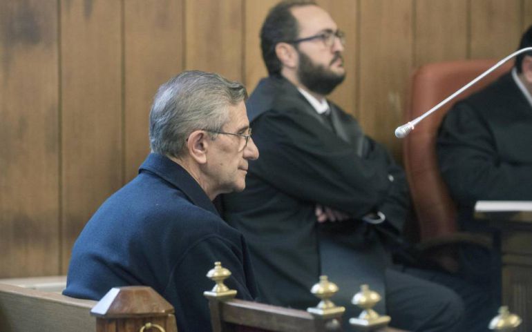 El padre Román en el banquillo de la Audiencia de Granada en la vista del "caso Romanones" El padre Román en el banquillo de la Audiencia de Granada en la vista del "caso Romanones"