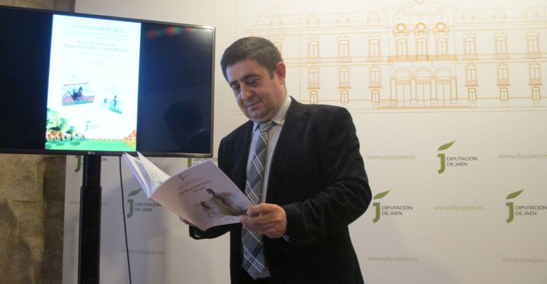 El presidente de la Diputación de Jaén, Francisco Reyes, durante la presentación de la tercera Semana Escolar Miguel Hernández y Josefina Manresa.