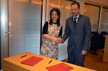 Momento tras la firma del convenio Momento tras la firma del convenio
