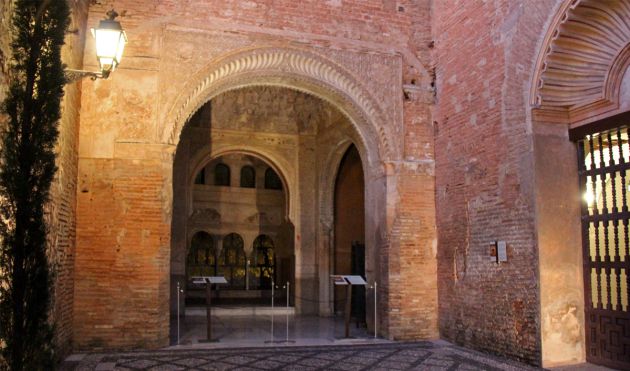 Restos de la antigua iglesia del convento de san Francisco, donde estuvieron enterrados los Reyes Católicos antes de ser trasladados hasta la Capilla Real Restos de la antigua iglesia del convento de san Francisco, donde estuvieron enterrados los Reyes Católicos antes de ser trasladados hasta la Capilla Real