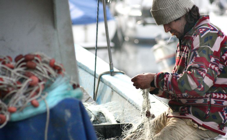 La pesca furtiva se realiza casi sin control ni vigilancia en las aguas de la Reserva Marina del Norte de Menorca, donde la fauna se ha recuperado en los últimos años de manera natural, aumentando tanto la presencia de peces que muchos barcos de pesca echan sus redes sin los permisos oportunos aprovechando la falta de medios de vigilancia existentes. La pesca furtiva se realiza casi sin control ni vigilancia en las aguas de la Reserva Marina del Norte de Menorca, donde la fauna se ha recuperado en los últimos años de manera natural, aumentando tanto la presencia de peces que muchos barcos de pesca echan sus redes sin los permisos oportunos aprovechando la falta de medios de vigilancia existentes.