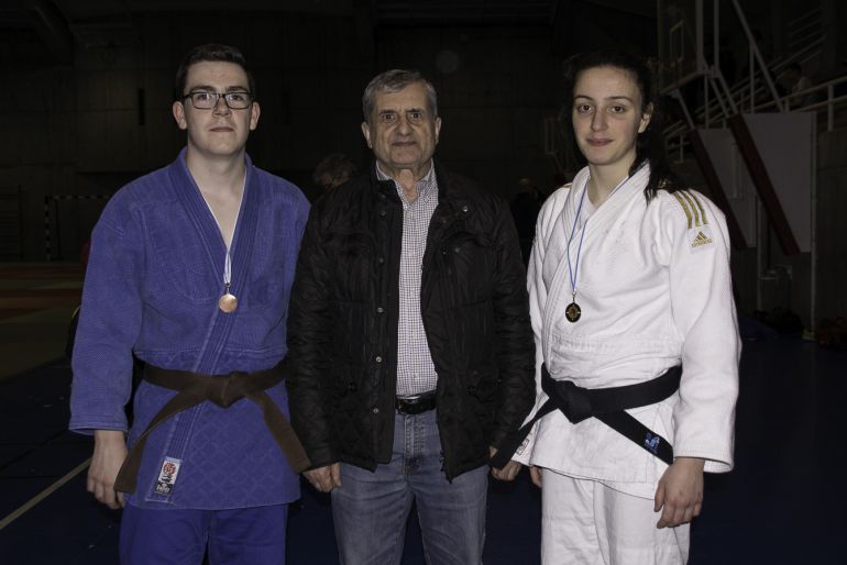 El maestro Montero, con sus deportistas en el Torneo La Salle, donde conseguían buenos resultados.
El maestro Montero, con sus deportistas en el Torneo La Salle, donde conseguían buenos resultados.