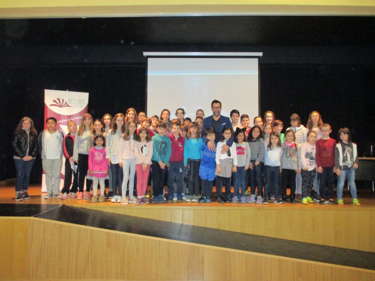 Alumnos del colegio Pou de la Muntanya con Quique Dacosta. Alumnos del colegio Pou de la Muntanya con Quique Dacosta.