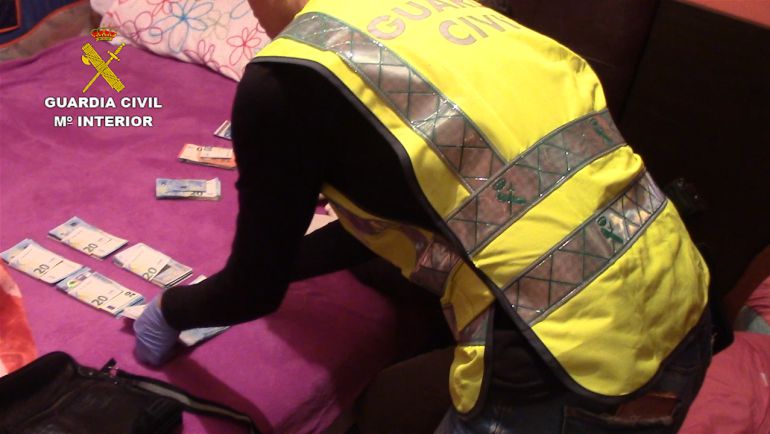 Un agente de la Guardia Civil durante la Operación 'Yaraví'. Un agente de la Guardia Civil durante la Operación 'Yaraví'.