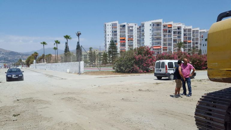 Máquinas trabajando en las obras del Paseo Marítimo de Salobreña Máquinas trabajando en las obras del Paseo Marítimo de Salobreña