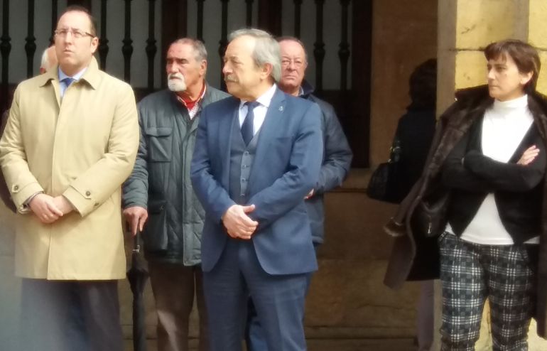 El alcalde de Oviedo, Wenceslao López frente al Ayuntamiento de Oviedo. El alcalde de Oviedo, Wenceslao López frente al Ayuntamiento de Oviedo.