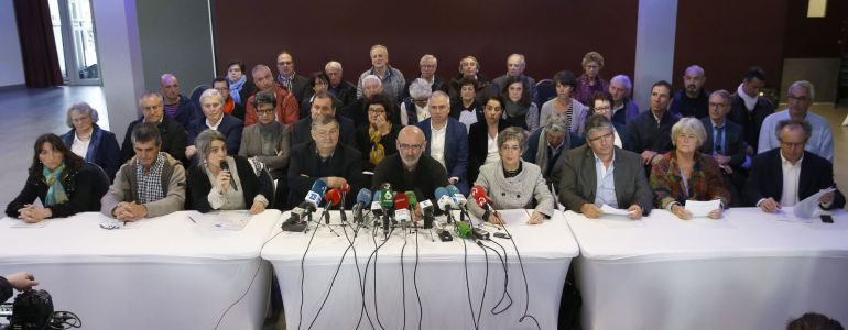 Los mediadores implicados en el desarme de ETA han ofrecido una rueda de prensa hoy en Baiona en la que han hecho un llamamiento para el acto previsto el próximo 8 de abril, cuando se espera que culmine el desarme de la organización terrorista. Los mediadores implicados en el desarme de ETA han ofrecido una rueda de prensa hoy en Baiona en la que han hecho un llamamiento para el acto previsto el próximo 8 de abril, cuando se espera que culmine el desarme de la organización terrorista.