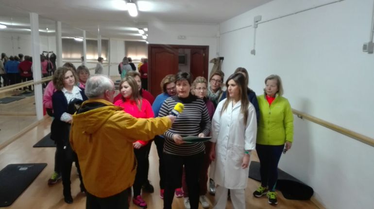 Momento de la intervención de la concejala de Igualdad y Bienestar Social, María Teresa García, acompañada de la monitora y alguna de las mujeres participantes Momento de la intervención de la concejala de Igualdad y Bienestar Social, María Teresa García, acompañada de la monitora y alguna de las mujeres participantes
