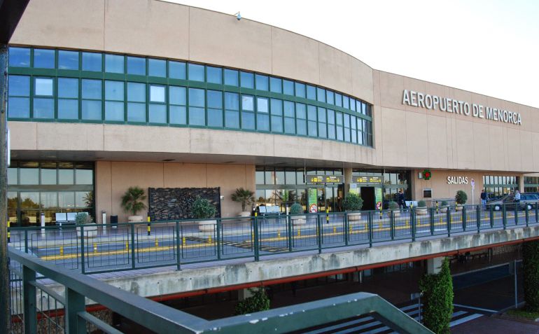 El aeropuerto de Menorca ya superó la cifra de tres millones de personas que entraron en la isla en un solo año (2016) y las previsiones para el mes de abril de 2017 superan a las cifras del año anterior El aeropuerto de Menorca ya superó la cifra de tres millones de personas que entraron en la isla en un solo año (2016) y las previsiones para el mes de abril de 2017 superan a las cifras del año anterior