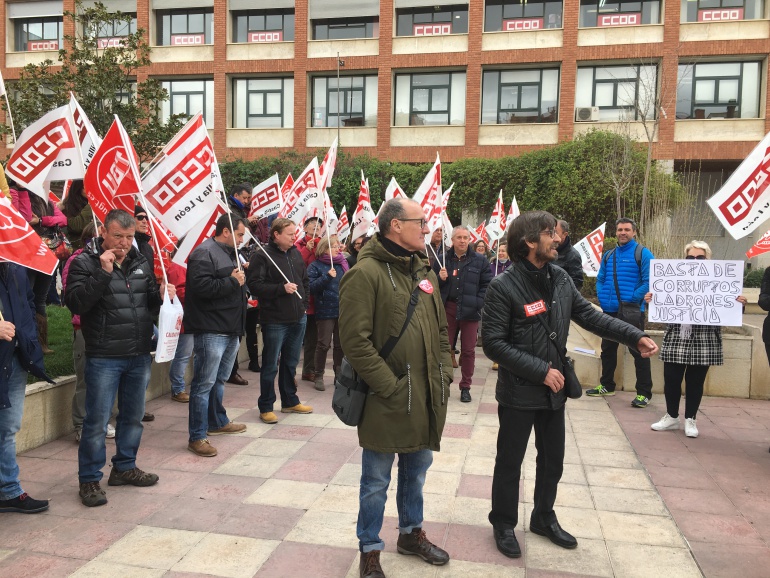 Concentración de UGT y CCOO en Palencia ante el aumento de la precariedad laboral y el bloqueo de la Negociación colectiva Concentración de UGT y CCOO en Palencia ante el aumento de la precariedad laboral y el bloqueo de la Negociación colectiva