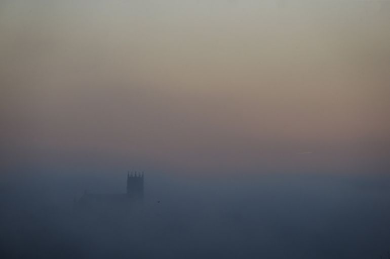 La iglesia de Zorroaga de San Sebastián, entre una densa niebla. La iglesia de Zorroaga de San Sebastián, entre una densa niebla.