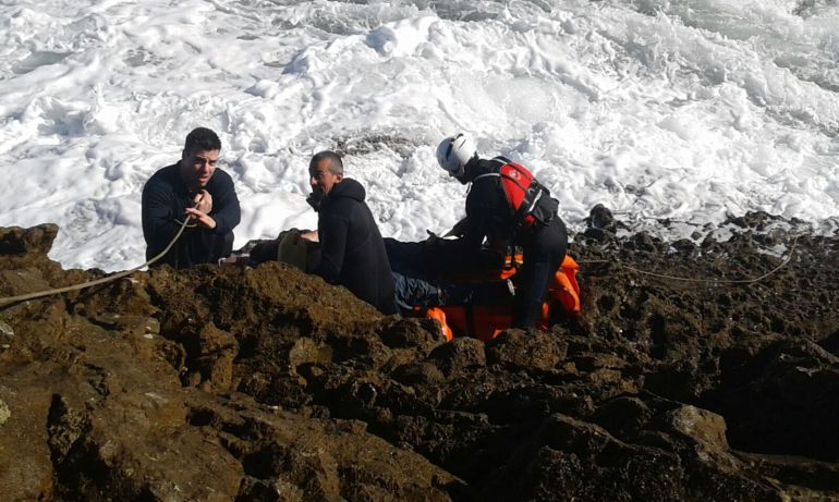 Imagen del rescate en San Vicente de la Barquera. Imagen del rescate en San Vicente de la Barquera.