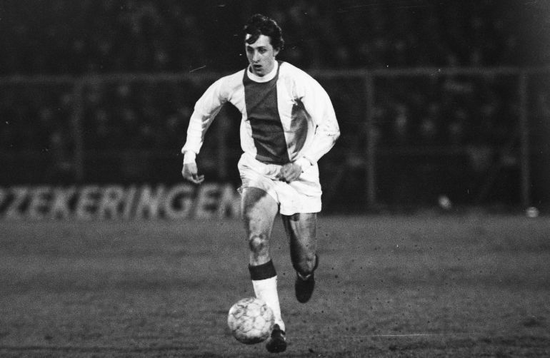 Cruyff, en 1969, vistiendo la camiseta del Ajax de Amsterdam Cruyff, en 1969, vistiendo la camiseta del Ajax de Amsterdam