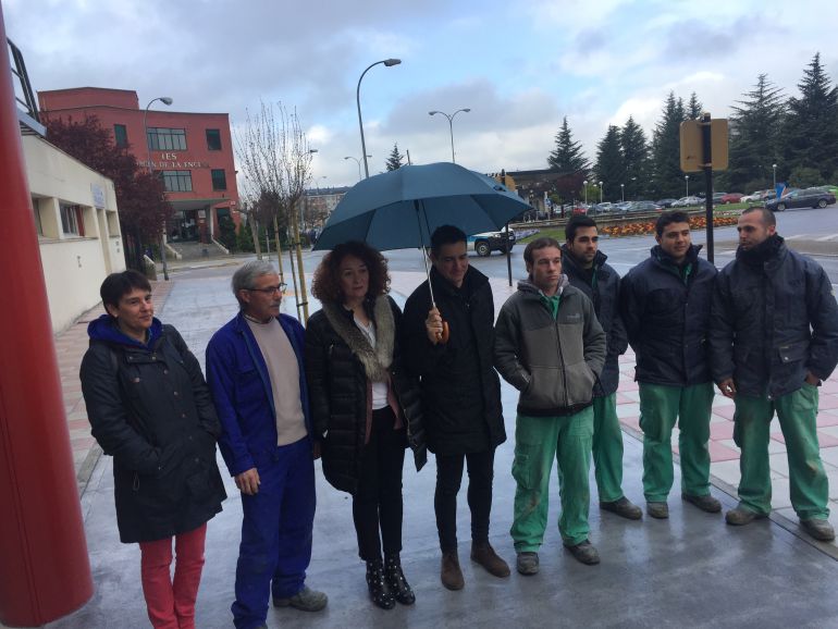 La alcaldesa junto a los alumnos de la escuela taller que han realizado la reforma La alcaldesa junto a los alumnos de la escuela taller que han realizado la reforma