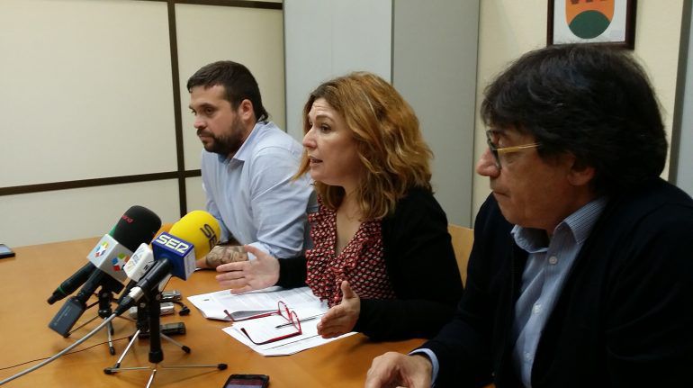De izda a dcha; Jesús Santos, portavoz de Ganar Alcorcón; Natalia de Andrés, portavoz de PSOE Alcorcón; José Antonio López Tinaquero, portavoz de IUCM-LV de Alcorcón. De izda a dcha; Jesús Santos, portavoz de Ganar Alcorcón; Natalia de Andrés, portavoz de PSOE Alcorcón; José Antonio López Tinaquero, portavoz de IUCM-LV de Alcorcón.