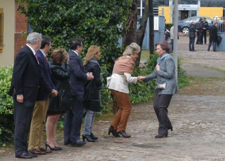 Doña Sofia acusa el frío al llegar a la sede del Banco de Alimentos de Cáceres y comenzar a saludar a las autoridades Doña Sofia acusa el frío al llegar a la sede del Banco de Alimentos de Cáceres y comenzar a saludar a las autoridades