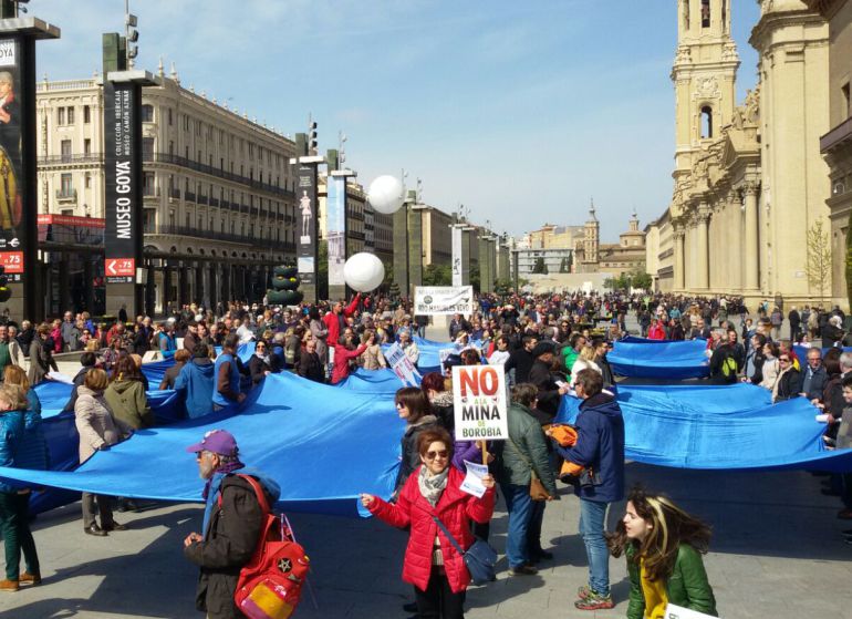 La Red Pública de Agua de Aragón ha finalizado en la plaza del Pilar -este domingo- la caravana en contra el plan de depuración que ha recorrido -en estas últimas semanas- la geografía aragonesa. La Red Pública de Agua de Aragón ha finalizado en la plaza del Pilar -este domingo- la caravana en contra el plan de depuración que ha recorrido -en estas últimas semanas- la geografía aragonesa.