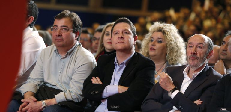 Los presidentes autonómicos de Extremadura, Guillermo Fernández Vara (i), y Castilla-La Mancha, Emiliano García Page, y el exsecretario general del PSOE Alfredo Pérez Rubalcaba. Los presidentes autonómicos de Extremadura, Guillermo Fernández Vara (i), y Castilla-La Mancha, Emiliano García Page, y el exsecretario general del PSOE Alfredo Pérez Rubalcaba.