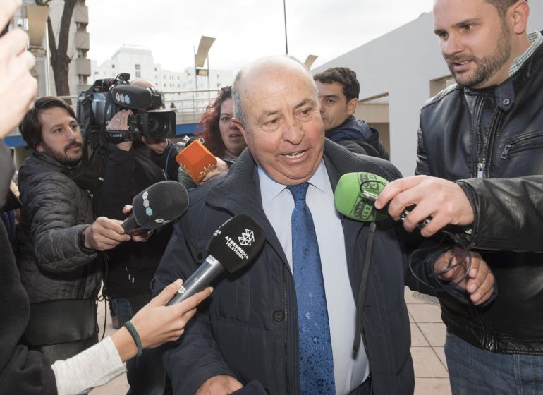 El exalcalde de Granada José Torres Hurtado, a su llegada al Juzgado de Instrucción 2 de la Caleta de la capital granadina para declarar ante la titular que dirige el conocido como caso Serrallo, en el que investiga supuestas irregularidades urbanísticas El exalcalde de Granada José Torres Hurtado, a su llegada al Juzgado de Instrucción 2 de la Caleta de la capital granadina para declarar ante la titular que dirige el conocido como caso Serrallo, en el que investiga supuestas irregularidades urbanísticas